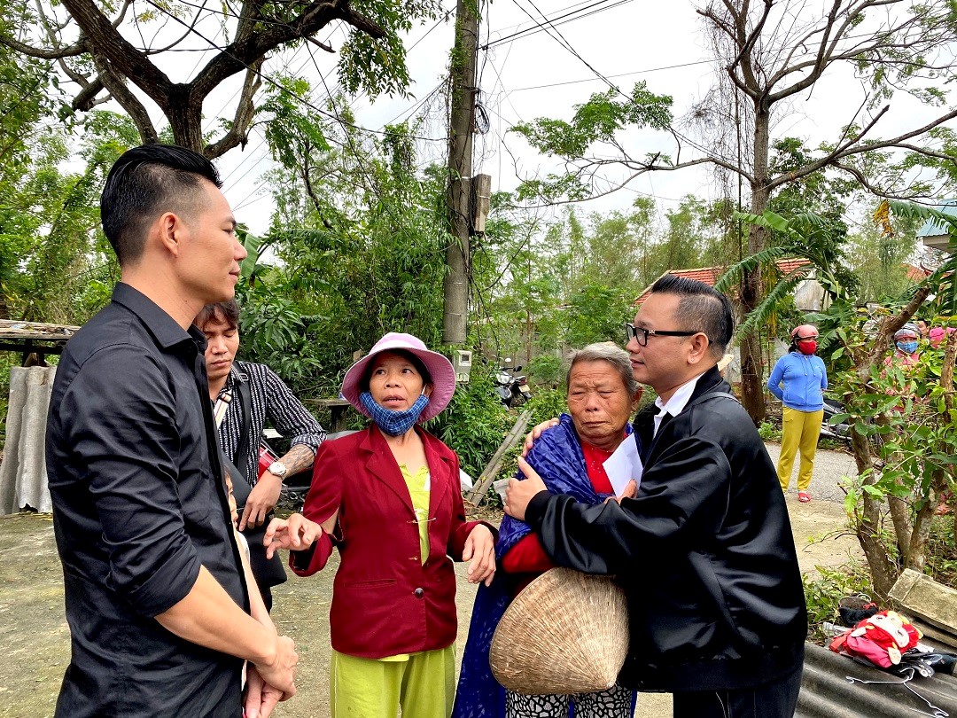 NHÌN LẠI HÀNH TRÌNH THIỆN NGUYỆN VỀ MIỀN TRUNG: TÌNH THƯƠNG SẼ Ở LẠI MÃI MÃI !