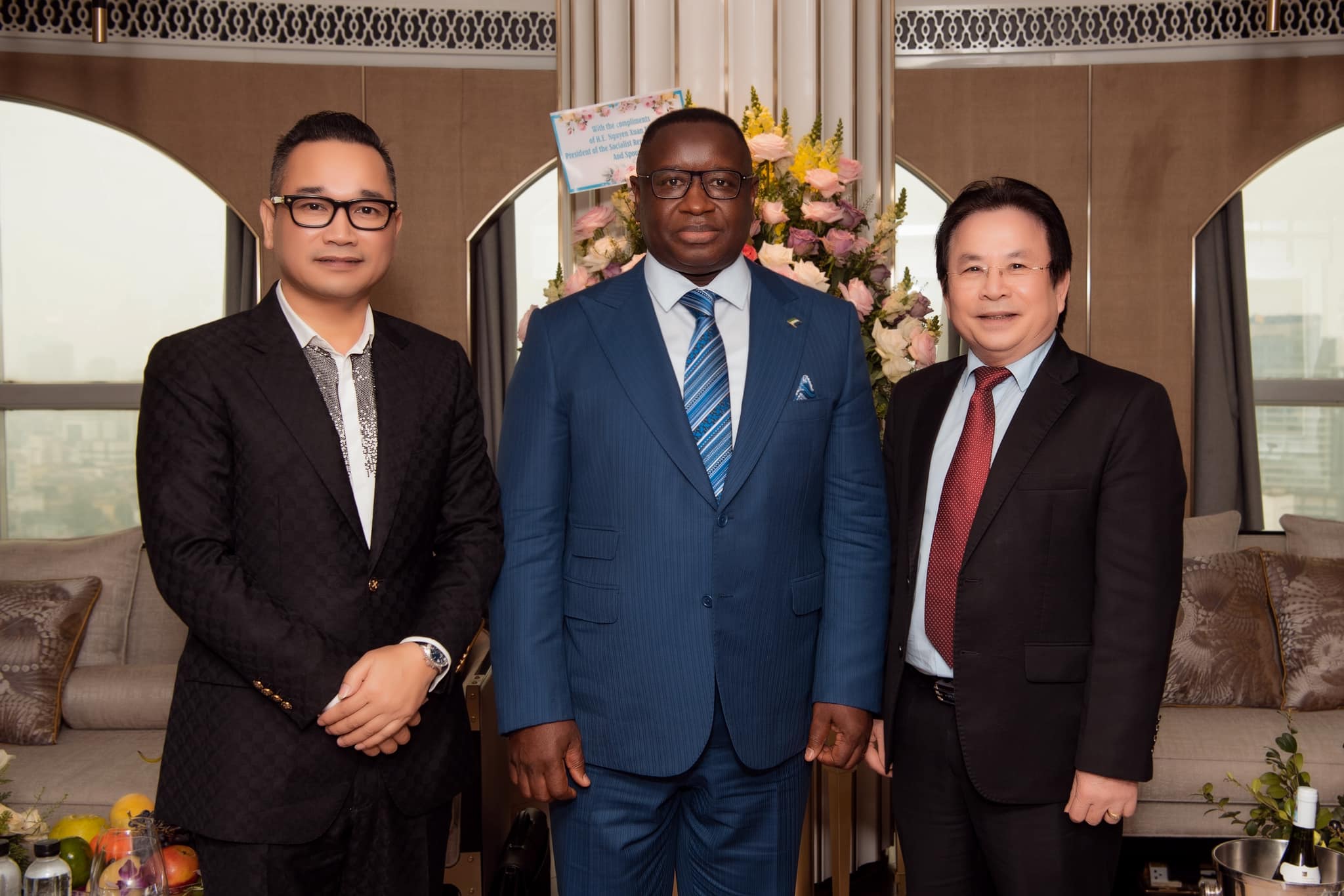 Tổng thống Sierra Leone (giữa) trong buổi gặp gỡ cùng PGS TS Lê Phước Minh, Viện trưởng Viện Nghiên cứu Châu Phi Trung Đông, Chủ tịch Liên hiệp Hợp tác Kinh tế Việt Nam Châu Phi (phải) và doanh nhân Chương Tailor (trái). Ảnh: Chương Tailor